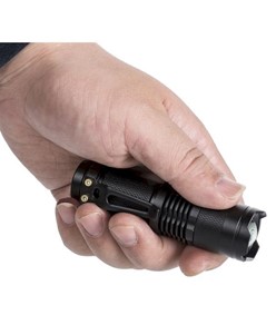 Torcia tascabile ad alta potenza. Durata 4/10 ore. L9CMXD2,5CM. 150 mt zoom.