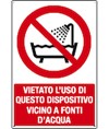 Cartello vietato l'uso di questo dispositivo vicino a fonti d'acqua Cartello vietato l'uso di questo dispositivo vicino a fonti d'acqua