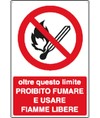 Cartello oltre questo limite proibito fumare e usare fiamme libere Cartello oltre questo limite proibito fumare e usare fiamme libere