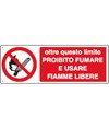 Cartello oltre questo limite proibito fumare e usare fiamme libere Cartello oltre questo limite proibito fumare e usare fiamme libere