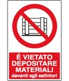 Cartello vietato depositare materiale davanti agli estintori Cartello vietato depositare materiale davanti agli estintori