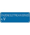 Cartello con scritta 'stazione elettrica in servizio a V__'