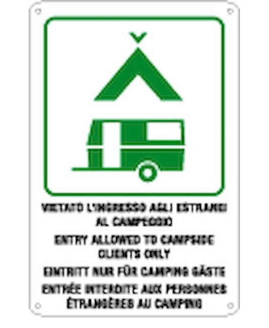 Cartello multilingue 'vietato l'ingresso agli estranei al camping'