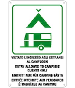 Cartello multilingue 'vietato l'ingresso agli estranei al camping'