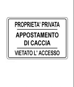 Cartello 'proprietà privata appostamento di caccia vietato l'accesso'