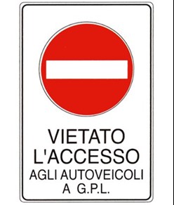 Cartello 'vietato l'accesso agli autoveicoli a g.p.l.'