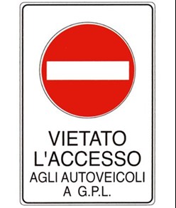 Cartello 'vietato l'accesso agli autoveicoli a g.p.l.'