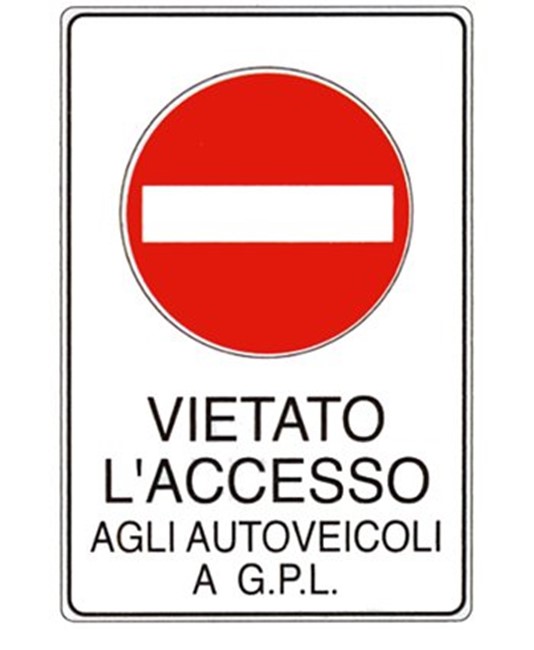 Cartello 'vietato l'accesso agli autoveicoli a g.p.l.' Cartello 'vietato l'accesso agli autoveicoli a g.p.l.'