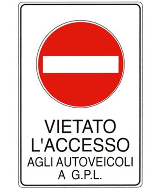 Cartello 'vietato l'accesso agli autoveicoli a g.p.l.'