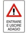Cartello 'entrare e uscire adagio'