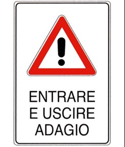 Cartello 'entrare e uscire adagio'