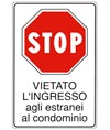 Cartello 'vietato l'ingresso agli estranei al condominio'