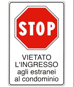 Cartello 'vietato l'ingresso agli estranei al condominio'