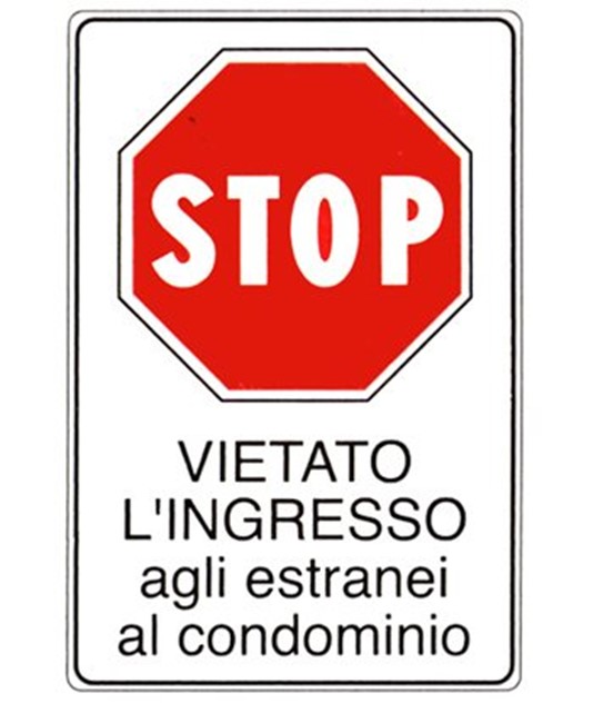 Cartello 'vietato l'ingresso agli estranei al condominio' Cartello 'vietato l'ingresso agli estranei al condominio'