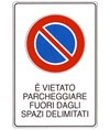 Cartello 'è vietato parcheggiare fuori dagli spazi delimitati'