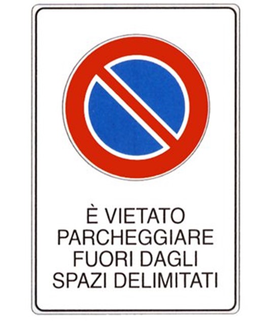 Cartello 'è vietato parcheggiare fuori dagli spazi delimitati' Cartello 'è vietato parcheggiare fuori dagli spazi delimitati'
