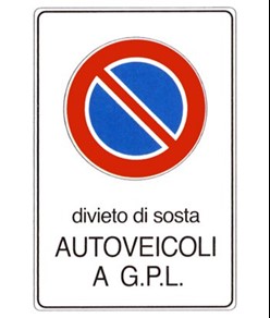 Cartello 'divieto di sosta autoveicoli a g.p.l.'