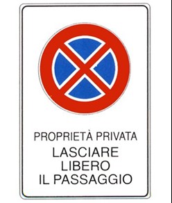 Cartello 'proprietà privata lasciare libero il passaggio'