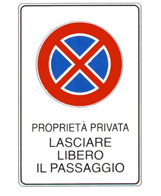 Cartello 'proprietà privata lasciare libero il passaggio' Cartello 'proprietà privata lasciare libero il passaggio'