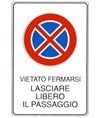 Cartello 'vietato fermarsi lasciare libero il passaggio'