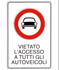 Cartello 'vietato l'accesso a tutti gli autoveicoli'