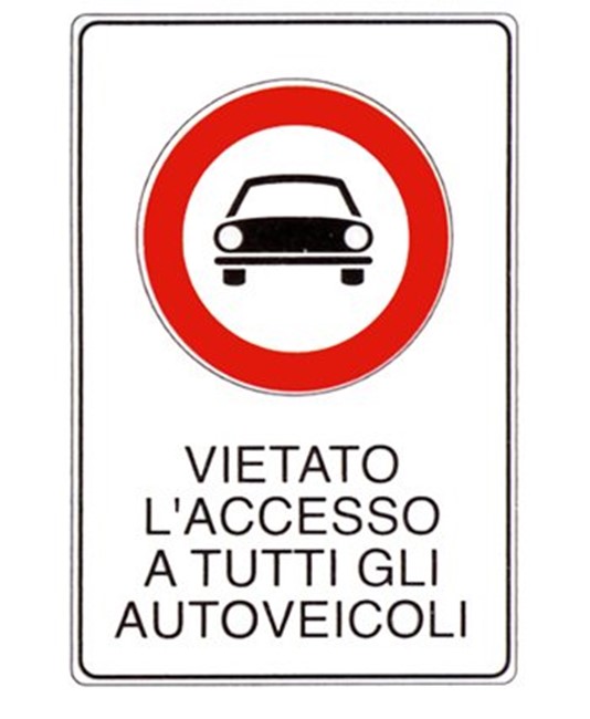 Cartello 'vietato l'accesso a tutti gli autoveicoli'