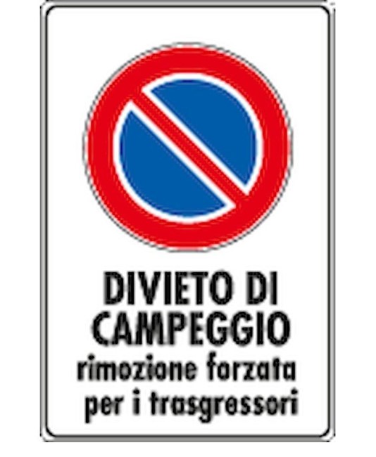 Cartello 'divieto di campeggio rimozione forzata per i trasgressori' Cartello 'divieto di campeggio rimozione forzata per i trasgressori'