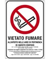 Cartello 'vietato fumare all'aperto nelle aree di pertinenza di questo edificio'