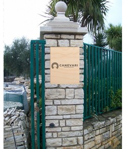 Cartello personalizzato con incisione a laser su legno  formato verticale