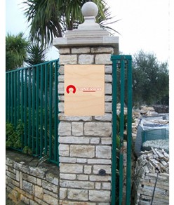 Cartello personalizzato con stampa su legno formato verticale