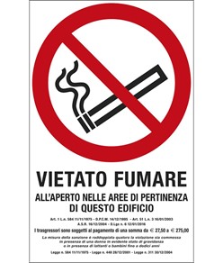 Cartello di divieto "Vietato fumare all'aperto nelle aree di pertinenza di questo edificio"
