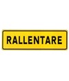 Cartello 'rallentare' in lamiera.