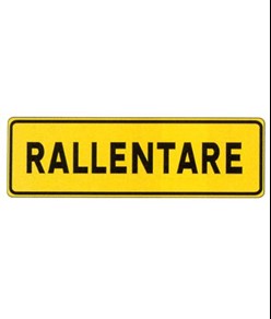 Cartello 'rallentare' in lamiera.