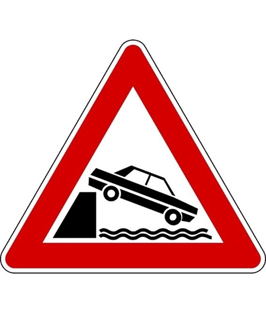 Cartello stradale pericolo sbocco su molo o argine Cartello stradale pericolo sbocco su molo o argine