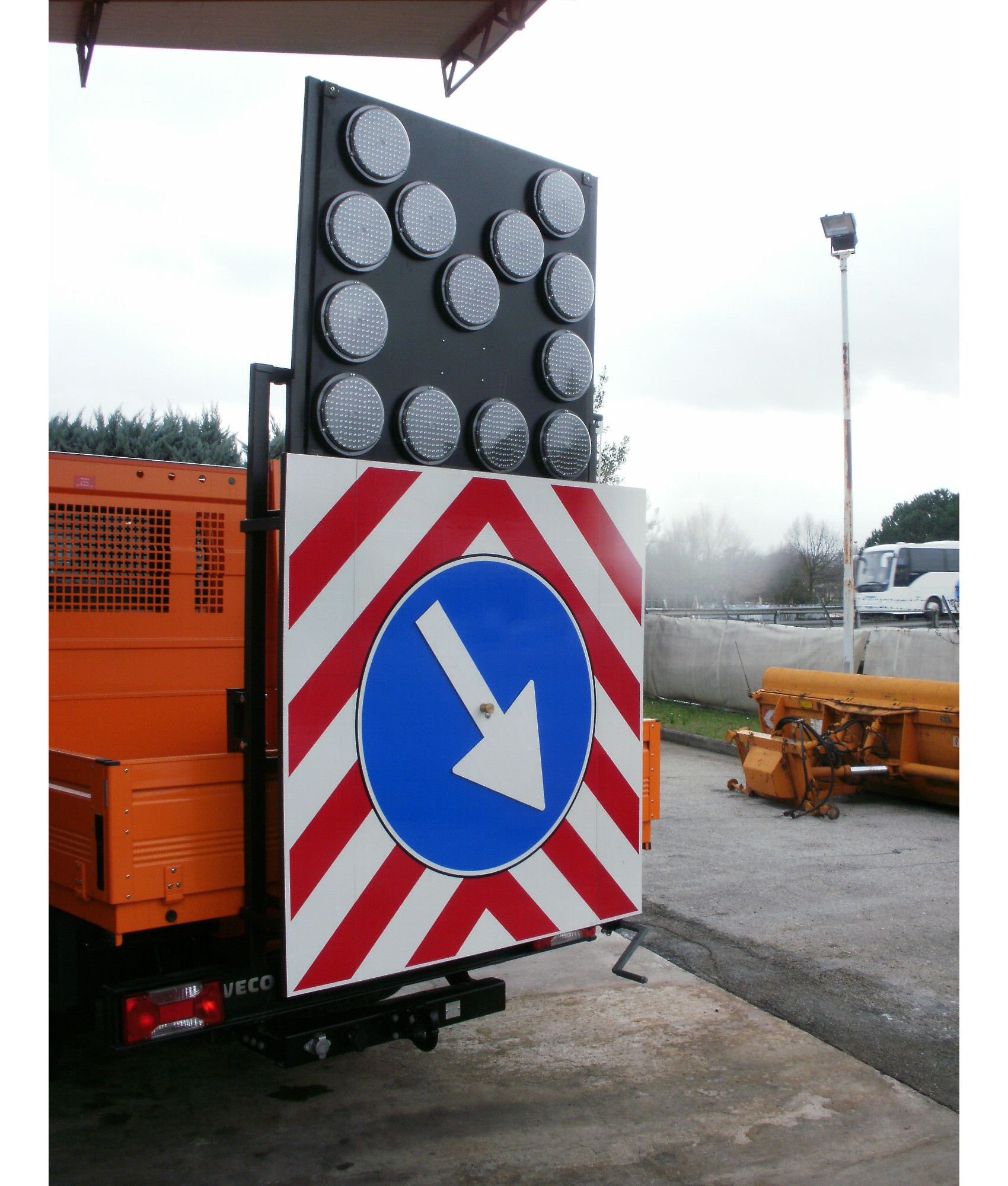 Segnale di preavviso  'Passaggio obbligatorio per veicoli operativi'