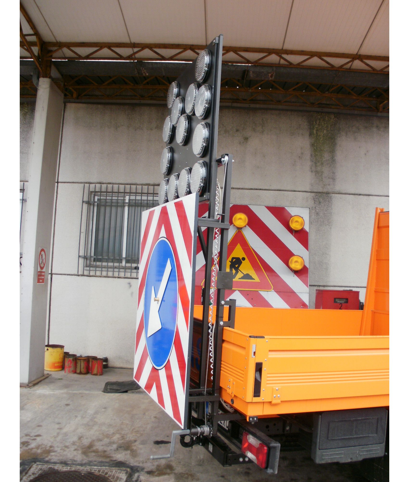 Segnale di preavviso  'Passaggio obbligatorio per veicoli operativi'