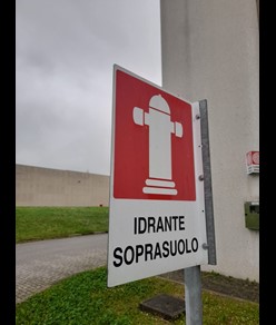 Cartello bifacciale in alluminio (50x35 cm) con immagine idrante e dicitura “idrante soprasuolo” fronte e retro piega da 30 mm. 
