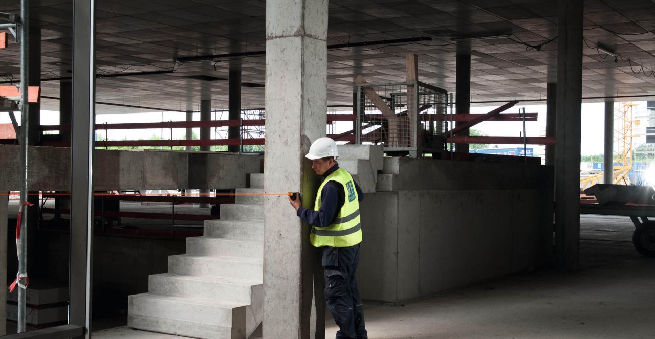 Misuratore di distanza laser con 8 funzioni di misurazione e display retro-illuminato Stabila LD320