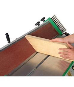 Levigatrice a nastro oscillante con guida angolare e arresto pezzo regolabile da -45° a +45°