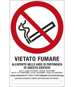 Cartello di divieto 'vietato fumare all'aperto nelle aree di pertinenza di questo edificio'