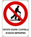 Cartello di divieto 'vietato usare i carrelli in modo improprio'