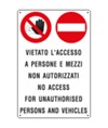 Cartelli di divieto 'vietato l'accesso a persone e mezzi non autorizzati...'