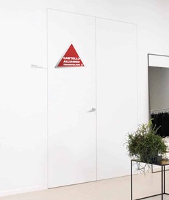 Cartello personalizzato in alluminio rinforzato formato triangolare