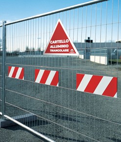 Cartello personalizzato in alluminio rinforzato formato triangolare