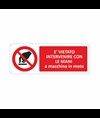 Cartello vietato  intervenire con le mani a macchina in moto