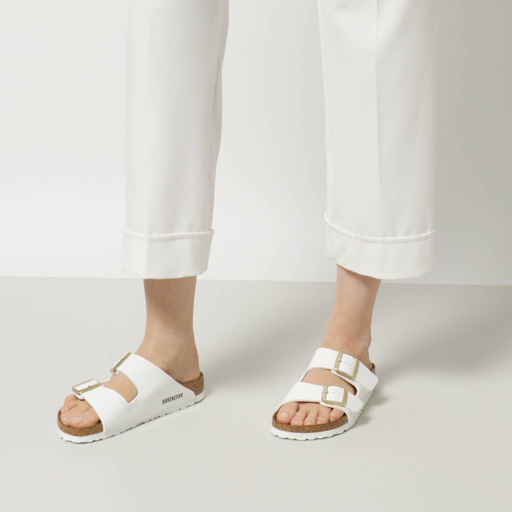 Sandali bianchi da lavoro Birkenstock Arizona SL: abbinamento pantaloni bianchi donna