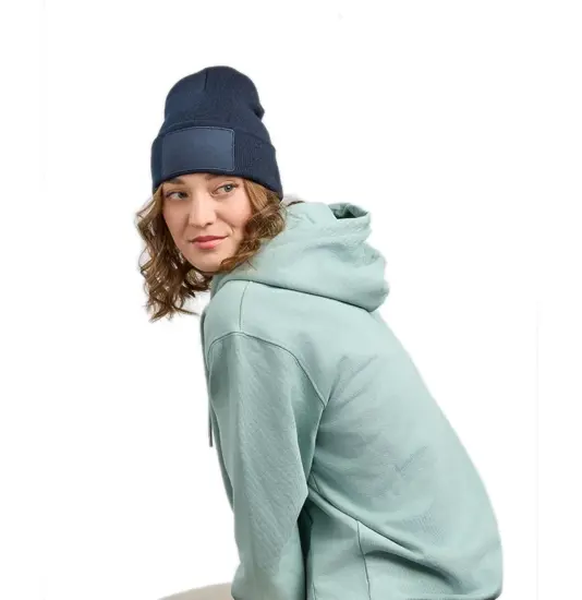 CUFFIA IN MAGLIA CON PATCH SOSTENIBILE Atlantis