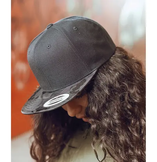 Cappellino snapback con visiera camo (6089CV) Flexfit by Yupoong