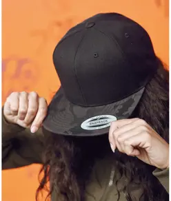 Cappellino snapback con visiera camo (6089CV) Flexfit by Yupoong