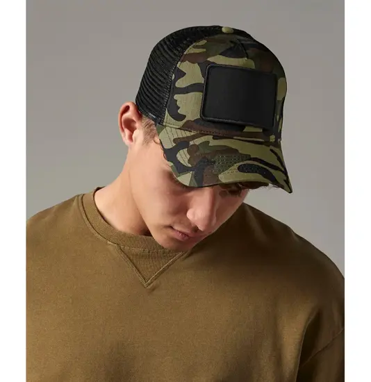 Cappellino trucker snapback con patch Beechfield